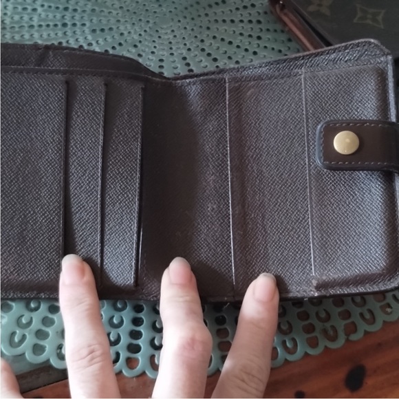 Louis Vuitton small zip wallet. Great size for any occasion and bag - Picture 5 of 10